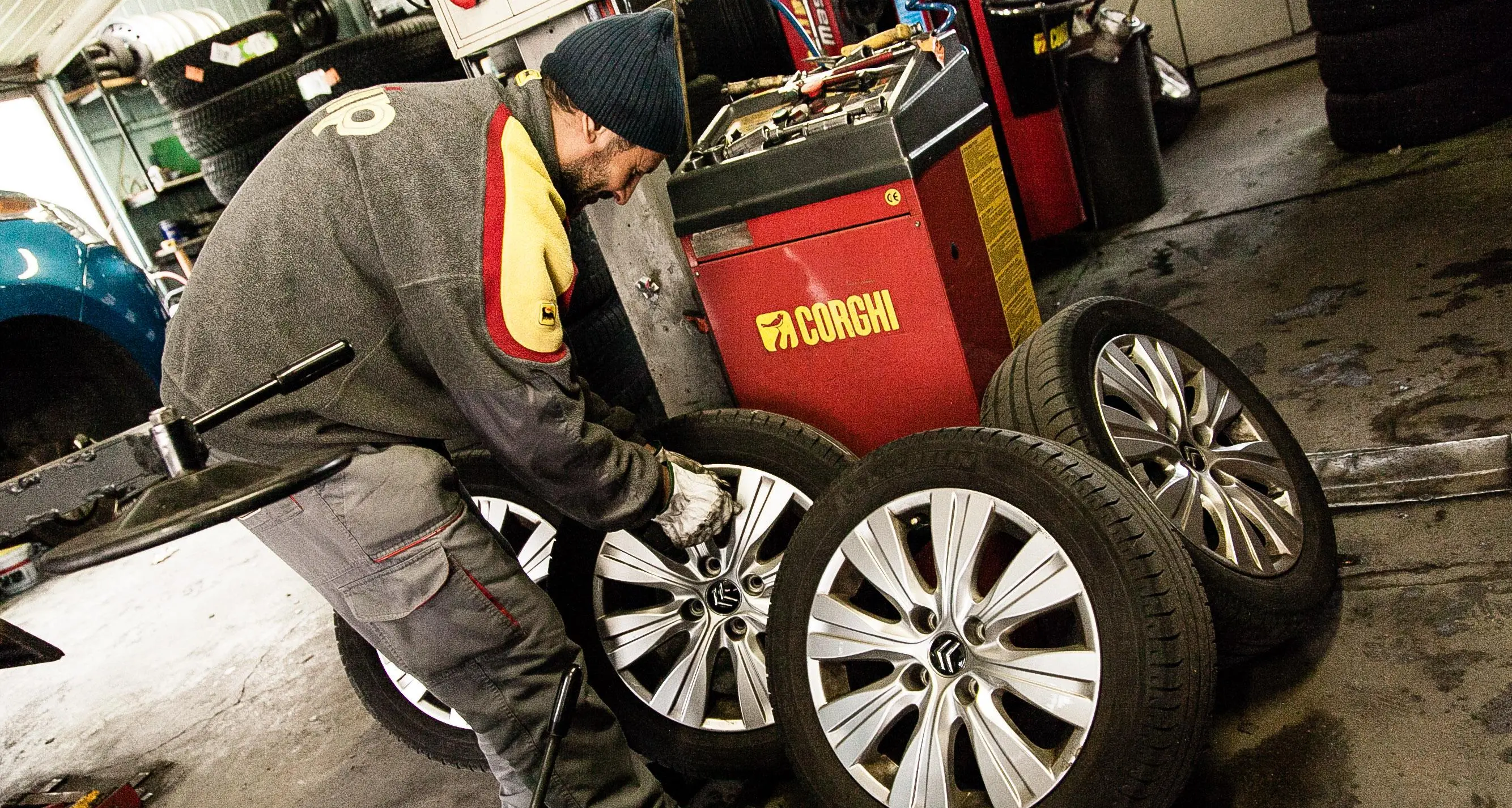 Tutti in coda a cambiare le gomme: l'obbligo scatta dal 15 novembre