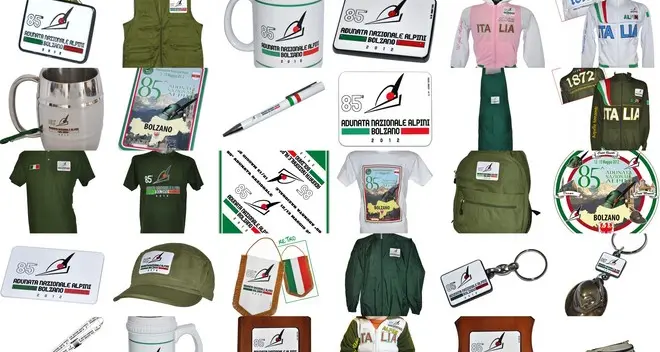 Alpini, ecco i gadget per 200 bancarelle. Sono 35: dalle magliette ai boccali ai portachiavi