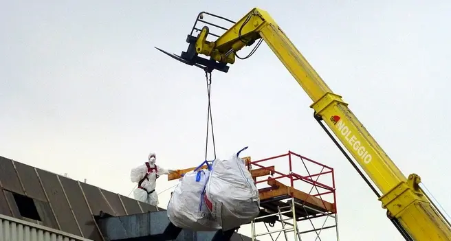 Amianto, 900 edifici pubblici a rischio