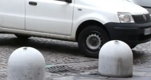 Cippi «a scomparsa» al posto dei blocchi di cemento