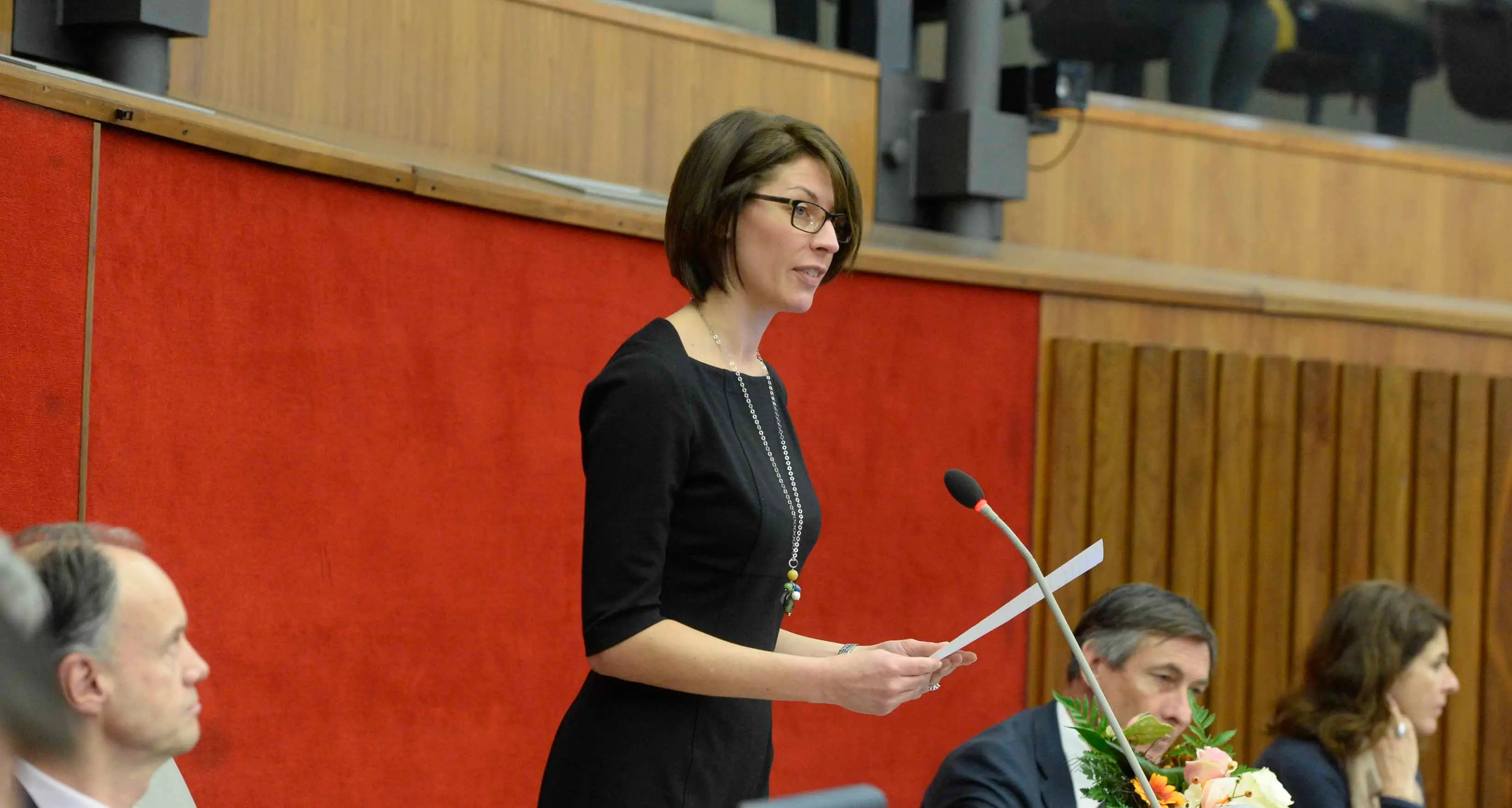 Chiara Avanzo centrata da un'asse di legno: lascia la seduta del consiglio regionale