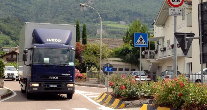 Egna rallenta le auto in via Cavalese e all’ingresso di Villa