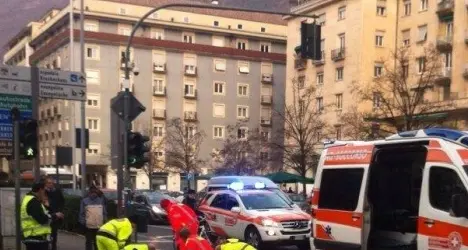Ciclista investita da un camion Gamba fratturata e tanta paura