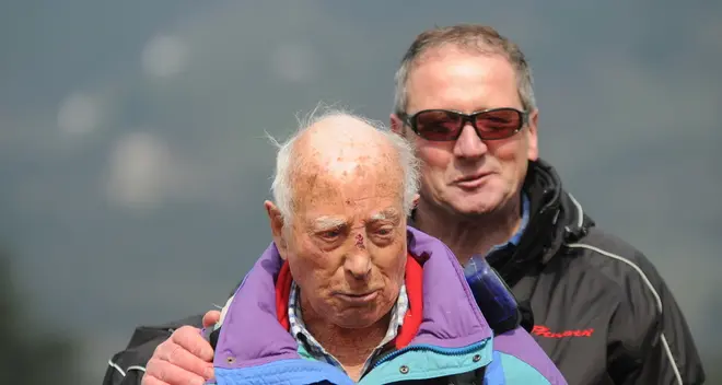\"Nane\" Scaldaferro ce l'ha fatta: volo in parapendio per spegnere cento candeline