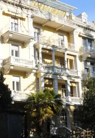 Haus Sonnenschein: «Comune, aiutaci o potremo chiudere»