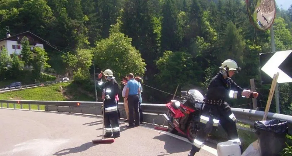 Schianto tra moto, un morto e due feriti