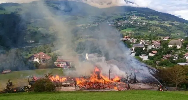 Incendio a Gudon, in fiamme maso, fienile e stalla