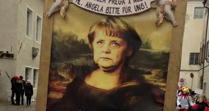 Al Carnevale di Bressanone sfila Sant'Angela Merkel