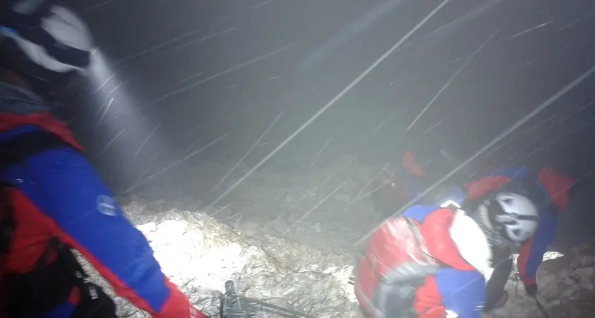 Sorpresi dalla nevicata: salvati di notte in parete