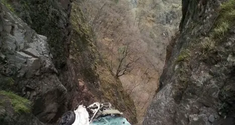 Ventenne fa un volo di 400 metri con l'auto e si salva per miracolo