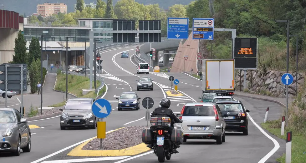Statale 12, cresce il traffico Pericoli vicino alla galleria
