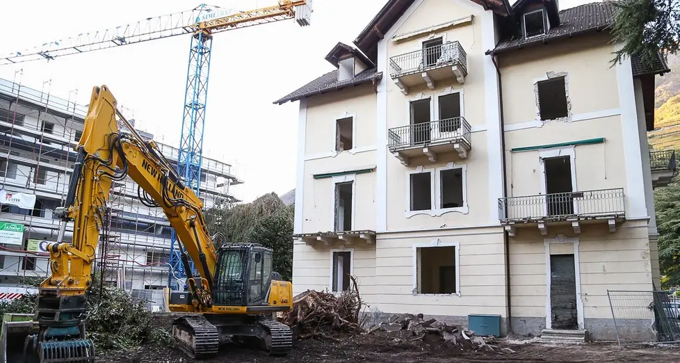 Gries, iniziata la demolizione della storica villa Erika