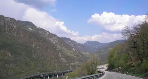 Prato Isarco, guida senza patente, si schianta e minaccia i vigili con un coltello