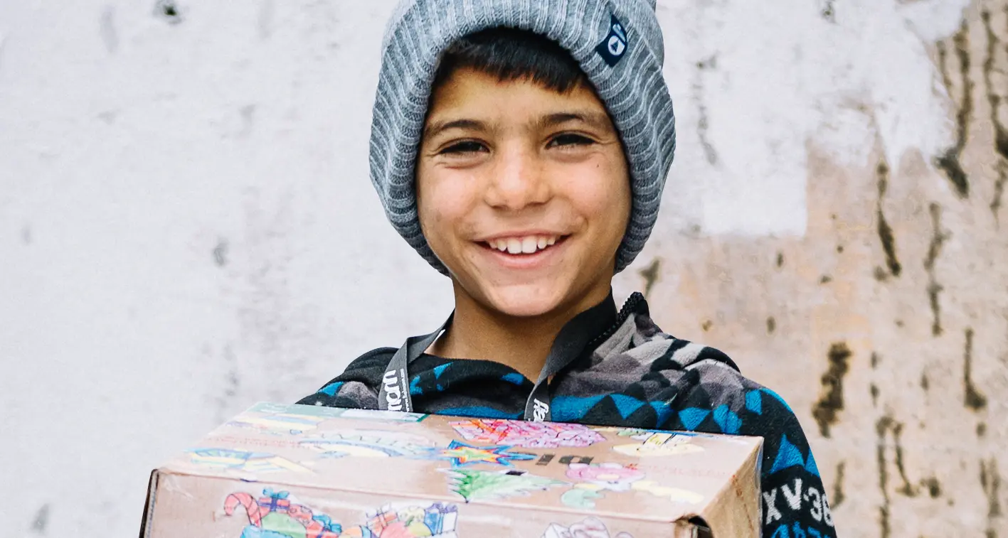 Bolzano, una scatola da scarpe come dono di Natale per i bimbi poveri