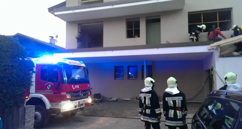 Valdaora, in fiamme una villetta