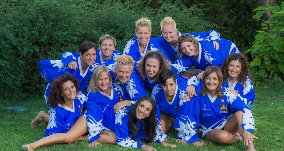 Salorno: gli scatti sexy delle giocatrici di broomball per volare ai mondiali
