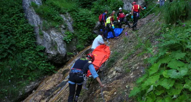 Scivola scendendo a valle e muore in fondo al dirupo