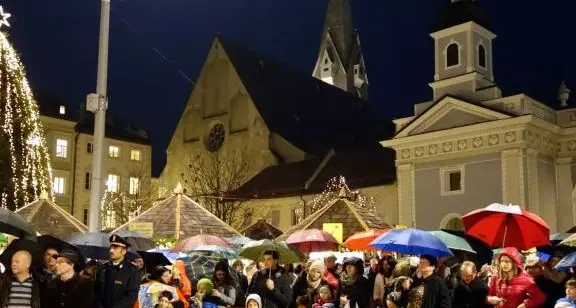 La pioggia non guasta la festa in piazza al via del Mercatino