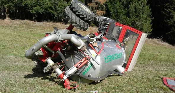 Dobbiaco: si rovescia il trattore, ferito un contadino