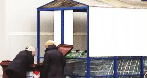 La «spesa» tra i rifiuti del supermercato