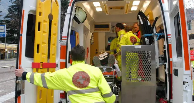 Investito da una fiammata, gravi ustioni al volto
