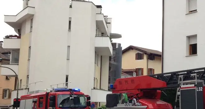 Garage in fiamme ai Rencio, salta l’elettricità nel quartiere