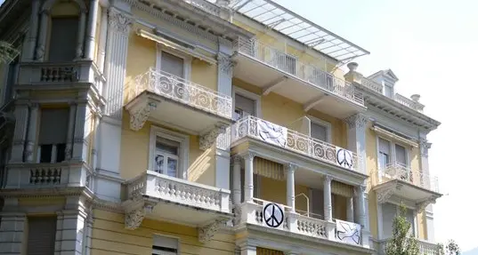 Demenza, esposto su villa Burgund: «È sovraffollata»