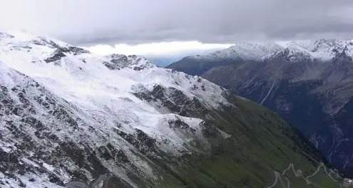 Stelvio, statale chiusa per pericolo slavine