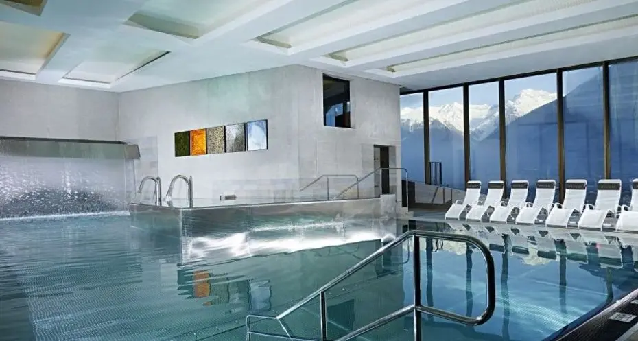 Rischio crollo, chiusa la piscina