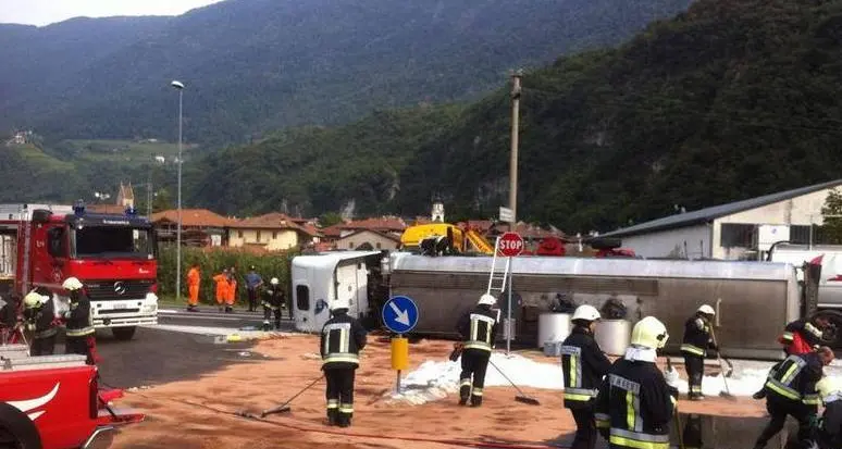 Salorno, Tir perde 30 mila litri di gasolio