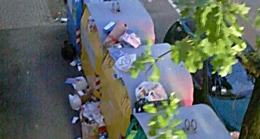 Rifiuti maleodoranti e ubriachi sotto casa Sos da via Matteotti