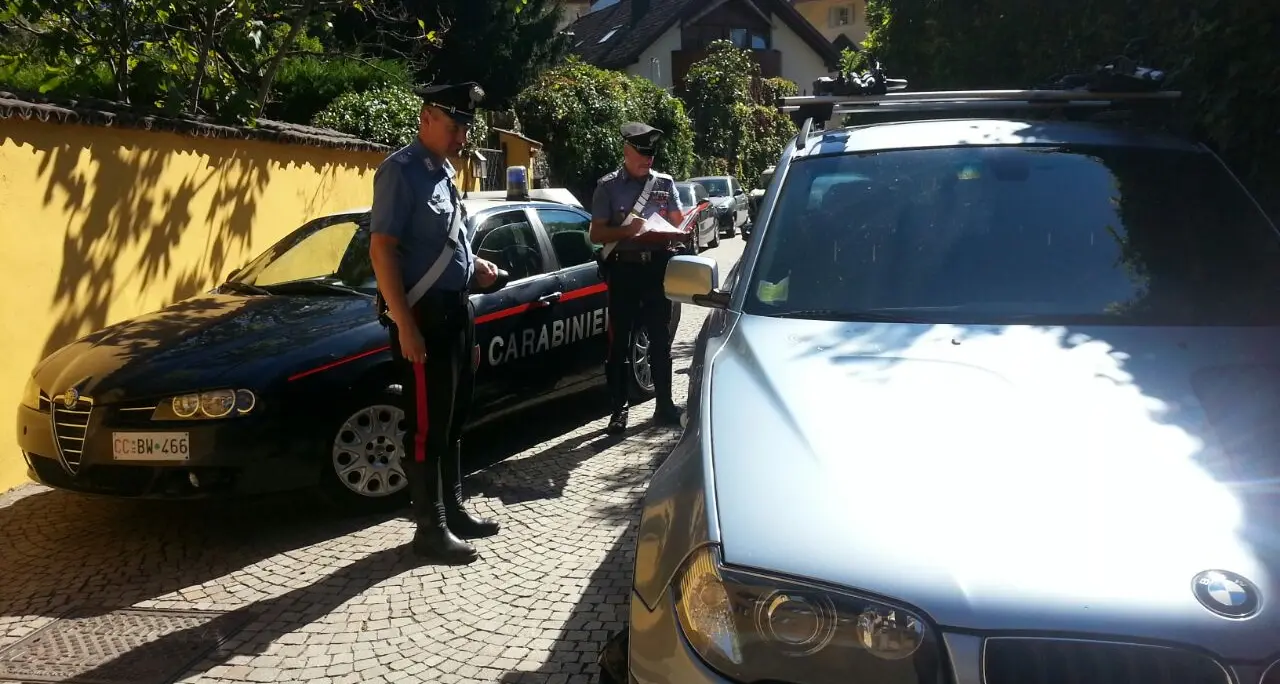 Saccheggia le auto in sosta, subito preso dai carabinieri