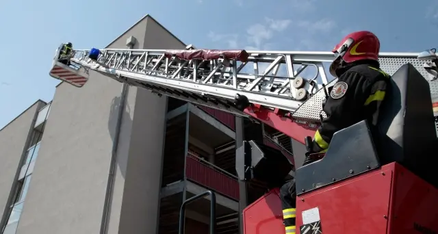 Incendio in via Castel Firmiano, evacuati sei appartamenti