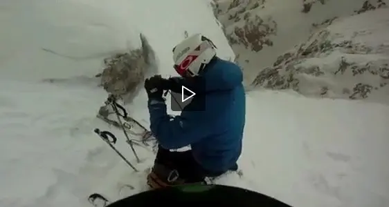 Incoscienti sulle Dolomiti, sfiorati dalla valanga / VIDEO