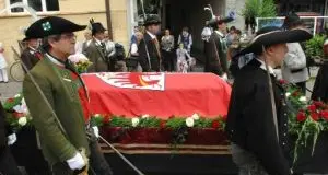 L'ADDIO A MAGNAGOBolzano, il vescovo celebra i funerali\"Una benedizione per l'Alto Adige\"