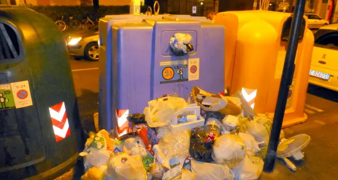 Rifiuti abbandonati, la maleducazione costa 1,5 milioni all’anno