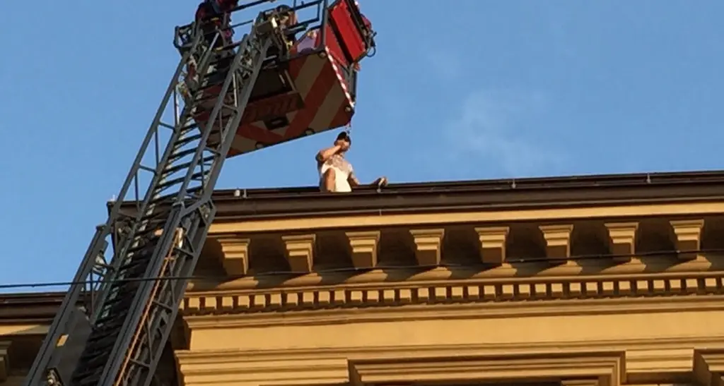 Bolzano, uomo sui 40 anni minaccia di buttarsi dal tetto della Provincia