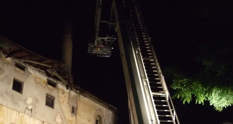 Paura nella notte: crolla il tetto della vecchia birreria