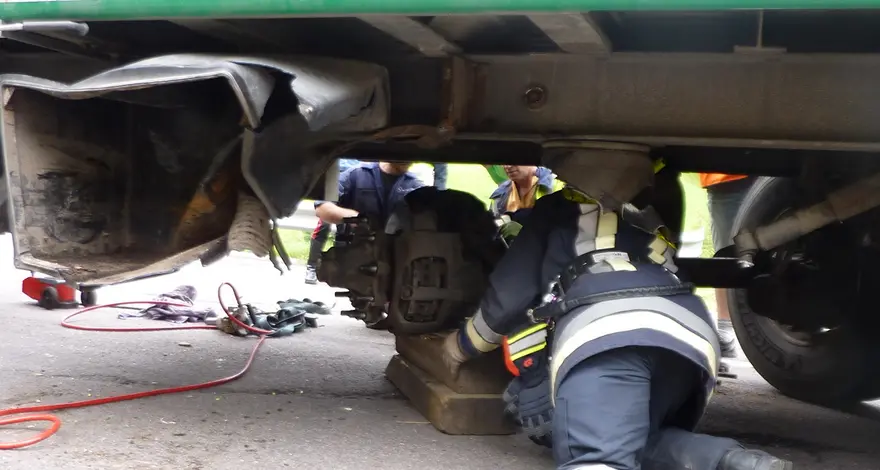 Camion carico di segatura in panne in val Pusteria. Viabilità in tilt