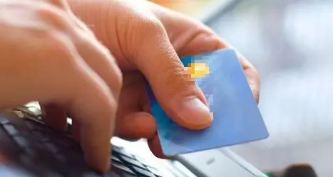 Truffe ai clienti in negozio Dipendente denunciato