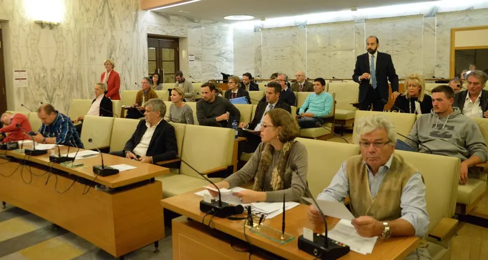 In consiglio si cambia Via libera a 8 mozioni delle opposizioni