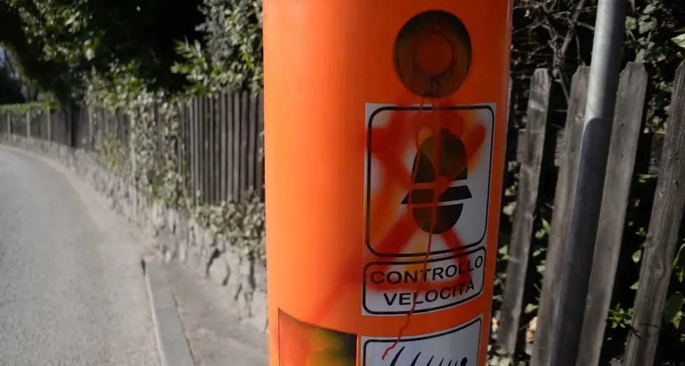 Merano: I vandali «accecano» gli speed check con la vernice
