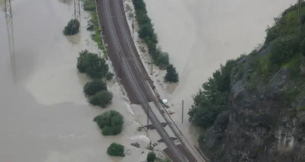 Alluvione: due donne morte, ferrovia sommersa dall’acqua