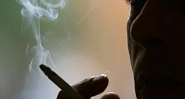 Fuma in aeroporto: 2.064 euro di multa