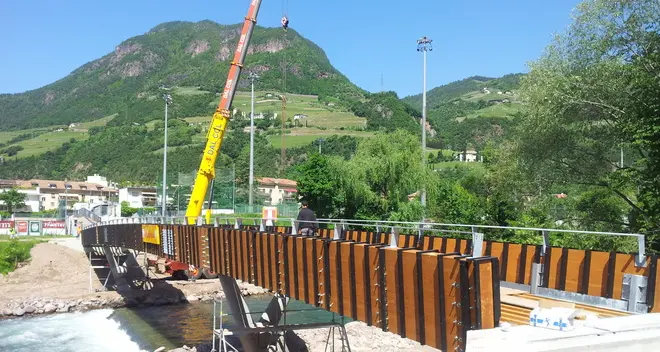 Montata la passerella sul Talvera nella parte alta dei Prati