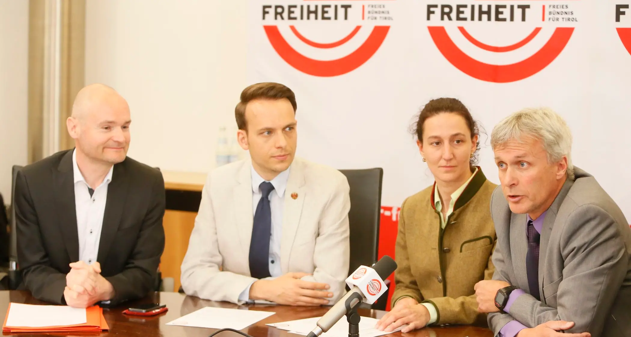 La provocazione del partito della Klotz: \"La polizia? Meglio quella provinciale e bisogna cambiare le divise\"