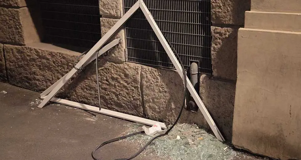 Bolzano: finestra cade dal quarto piano e piomba sul marciapiedi