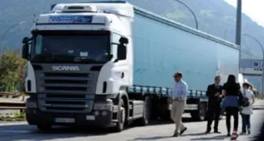 Travolse un uomo con il tir: da omicidio doloso a colposo