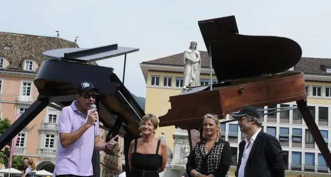 I pianoforti ”rialzati” sotto l’occhio del menestrello