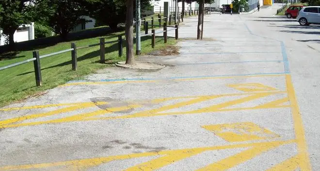 Posti auto per disabili a volte troppo pochi a volte troppo lontani